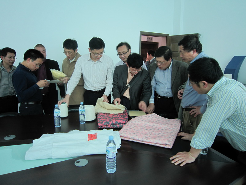 华体会(中国)教授参观对接企业