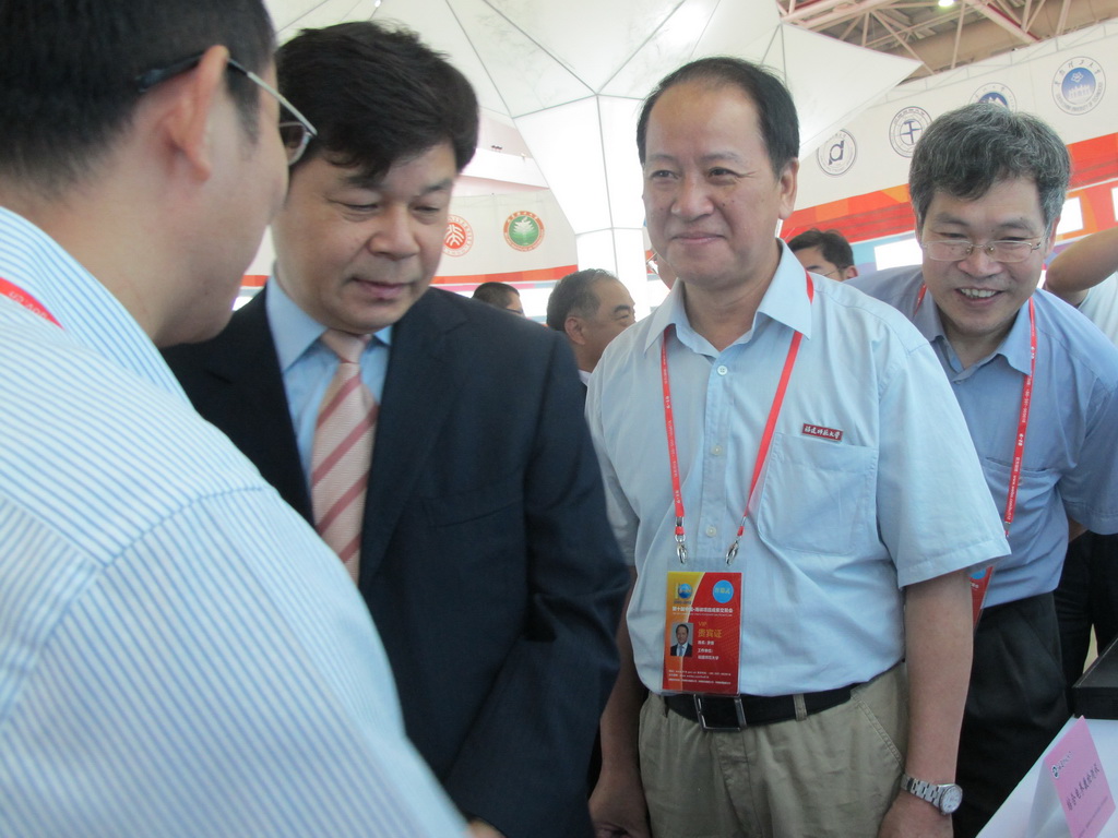 教育部杜占元副部长亲临华体会(中国)展位指导